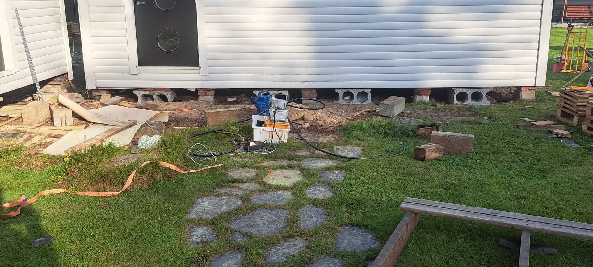 Fritidshus på pallningsblock under huslyft